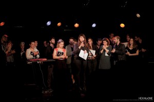Roxane Joseph, directrice du Centre de la chanson, entourée des candidats et de leurs musiciens. Photo David Desreumaux. (Utilisation et reproduction interdites sans autorisation de l’auteur.)