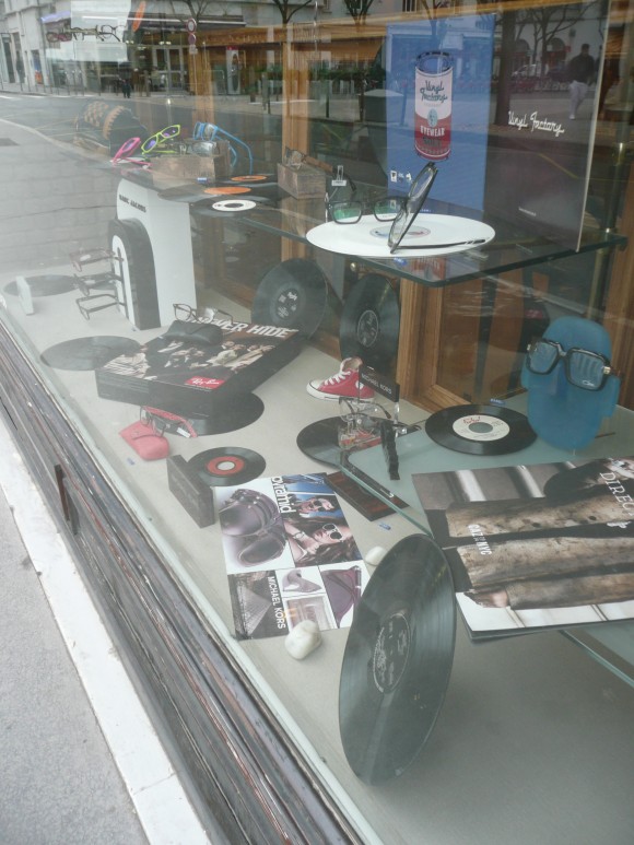 C'est aussi grâce aux étalagistes que les « disques noirs » n'ont jamais totalement disparu du paysage. Photo : P. Delorme